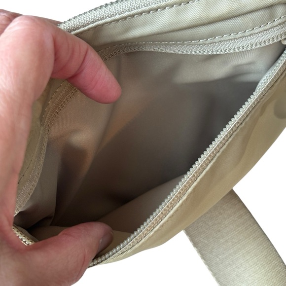 Lululemon 1L Belt Bag LIMITED EDITION EXCLUSIVE in Trench/White Opal Logo - Picture 15 of 15